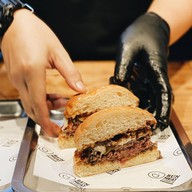 เมนูของร้าน Bun Meat and Cheese เดอะคอมมอนส์ ศาลาแดง