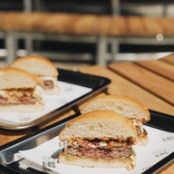 เมนูของร้าน Bun Meat and Cheese เดอะคอมมอนส์ ศาลาแดง