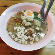 เมนูของร้าน ก๋วยจั๊บอุบล "สี่หมงโก๋ย"
