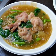 เมนูของร้าน เจ๊เตี้ยราดหน้ากระทุ่มแบน วงเวียนน้ำพุมหาชัย