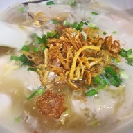 เมนูของร้าน คุณแดงก๋วยจั๊บญวน ถ.พระอาทิตย์