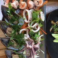 สวนกุหลาบ Café&Eatery