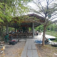 บรรยากาศ สวนอาหารและบ่อตกปลา ตวัดเบ็ด