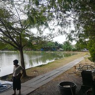 บรรยากาศ สวนอาหารและบ่อตกปลา ตวัดเบ็ด