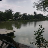 บรรยากาศ สวนอาหารและบ่อตกปลา ตวัดเบ็ด