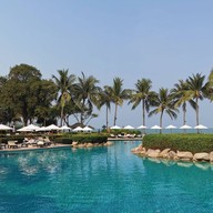 บรรยากาศ You & Mee Poolside Restaurant โรงแรม ไฮแอท รีเจนซี่ หัวหิน