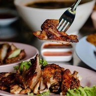 10เต็ม10หมูสะเต๊ะ ลาดกระบัง × เปี๊ยกส้มตำ อาหารตามสั่ง