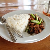 ก๋วยเตี๋ยวเนื้อเปื่อยหมูตุ๋น จ.รุ่งรวี