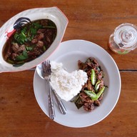 ก๋วยเตี๋ยวเนื้อเปื่อยหมูตุ๋น จ.รุ่งรวี