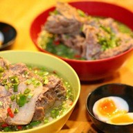 เล้งเลียบด่วน กะเพราถาด (ตลาดเลียบด่วน)