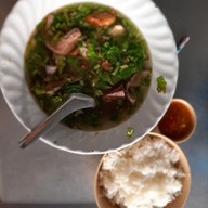 เมนูของร้าน ต้มเลือดหมู ตรอกครุฑ