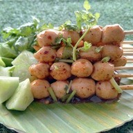 ลูกชิ้นหมูปิ้งไม้ละ 3 บาท ห๊ะ สาขาเพชรเกษม81/6 ม.หรรษา