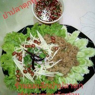 ร้านยำปลาดุกฟูแม่เล็กกลางซอยวัดด่านสำโรง