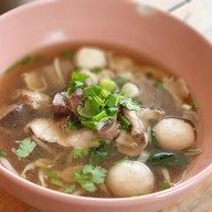 เมนูของร้าน กลางไร่ ก๋วยเตี๋ยวดงมูลเหล็ก