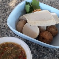 เมนูของร้าน ก๋วยเตี๋ยวลูกชิ้นปลา เฮียเปี๊ยก