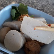 เมนูของร้าน ก๋วยเตี๋ยวลูกชิ้นปลา เฮียเปี๊ยก
