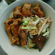 เตี๋ยวไก่นายวุฒิ ข้าวขาหมู ยำไก่แซ่บ