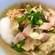 ชายสี่บะหมี่เกี๊ยวหน้าหมู่บ้านเสริมสุขนคร
