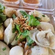 ก๋วยเตี๋ยวลูกชิ้นปลาเยาวราช By เจ๊จ๋า ท่าเรือ