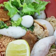 ก๋วยเตี๋ยวลูกชิ้นปลาเยาวราช By เจ๊จ๋า ท่าเรือ