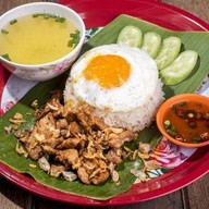ยายวีอาหารตามสั่ง ตรงข้ามโรงเรียนวัดปทุมวนาราม