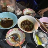เมนูของร้าน ก๋วยเตี๋ยวไก่ข้ามฟาก สุรวงศ์ สุรวงศ์