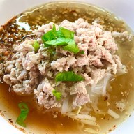 ชายสี่บะหมี่เกี๊ยวหน้าหมู่บ้านเสริมสุขนคร