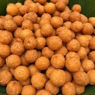 ร้านพี่ตั้ว ยำแหนมคลุก (ซอยรางน้ำ) หน้าห้างเซ็นจูรี่ อนุเสาวรีย์
