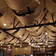 บรรยากาศ ร้านกะลาสี สีชัง