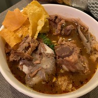 ก๋วยเตี๋ยวกระดูกหมู ป้ายเหลือง