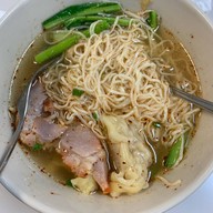 เมนูของร้าน ปู๊ตี่บะหมี่เกี๊ยวกุ้ง MRT สามย่าน