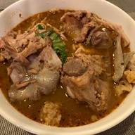 ก๋วยเตี๋ยวกระดูกหมู ป้ายเหลือง