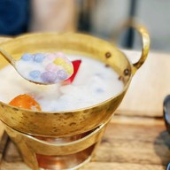 Queens Bualoy Banthat Thong บรรทัดทอง