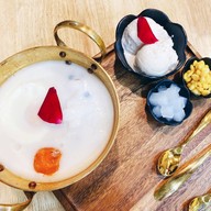 Queens Bualoy Banthat Thong บรรทัดทอง