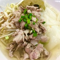 ชายสี่บะหมี่เกี๊ยวหน้าหมู่บ้านเสริมสุขนคร