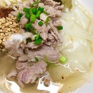 ชายสี่บะหมี่เกี๊ยวหน้าหมู่บ้านเสริมสุขนคร