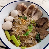 เมนูของร้าน เจ๊เล็กก๋วยเตี๋ยวเรือรสเด็ด เจ้าเก่า