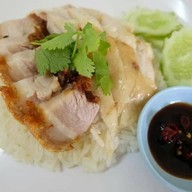 แดงระวีหมูกรอบ. ข้าวหมูกรอบ ไก่ตอน ไก่อบซอส คอหมูทอด  ผัดกะเพราหมูกรอบ สวนสยาม