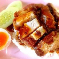 แดงระวีหมูกรอบ. ข้าวหมูกรอบ ไก่ตอน ไก่อบซอส คอหมูทอด  ผัดกะเพราหมูกรอบ สวนสยาม