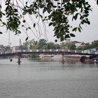 บรรยากาศ ก๋วยเตี๋ยวเจ๊น้องริมน้ำท่าเรือจ้าง ซ.ท่าเรือจ้าง