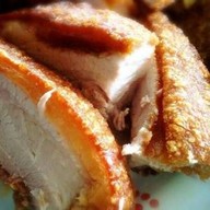 แดงระวีหมูกรอบ. ข้าวหมูกรอบ ไก่ตอน ไก่อบซอส คอหมูทอด  ผัดกะเพราหมูกรอบ สวนสยาม