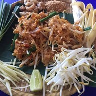 ผัดไทยกุ้งสดแม่มด ตลาดโสภณ โต้รุ้ง