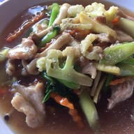 ผัดไทยกุ้งสดแม่มด ตลาดโสภณ โต้รุ้ง