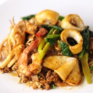 ผัดไทยกุ้งสดแม่มด ตลาดโสภณ โต้รุ้ง