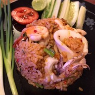 ข้าวผัดปูพระราม5และชาไข่มุกLION ข้าวกระเพรา สุกี้ กุ้งอบวุ้นเส้น หมูสเต๊ะ