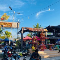 ตลาดยักษ์ใหญ่ ห้าแยกฉลอง