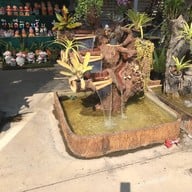 ม่านน้ำเรียกทรัพย์