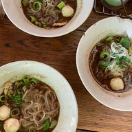 เมนูของร้าน เรือนไทย ก๋วยเตี๋ยวเรือ