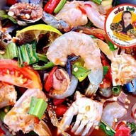 ส้มตำ ยำเบรคแตก , แซลมอนซาซิมิ By. เมย์เม่ สาขา1