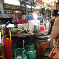 เมนูของร้าน ประยุทธก๋วยจั๊บ ตลาลยิ่งเจริญ